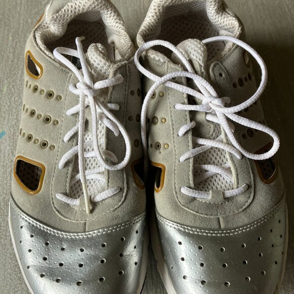 Womens ADIDAS Golf Shoes Size 7 Silver and White with Mesh and Cut Outs - Picture 8 of 8